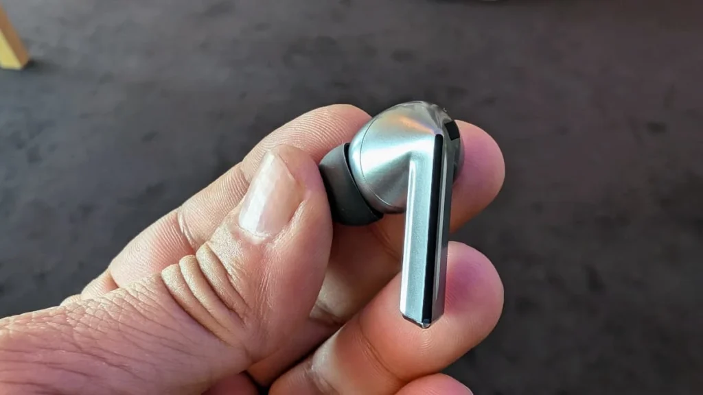 Samsung admite não se importar que os Galaxy Buds 3 sejam parecidos aos AirPods