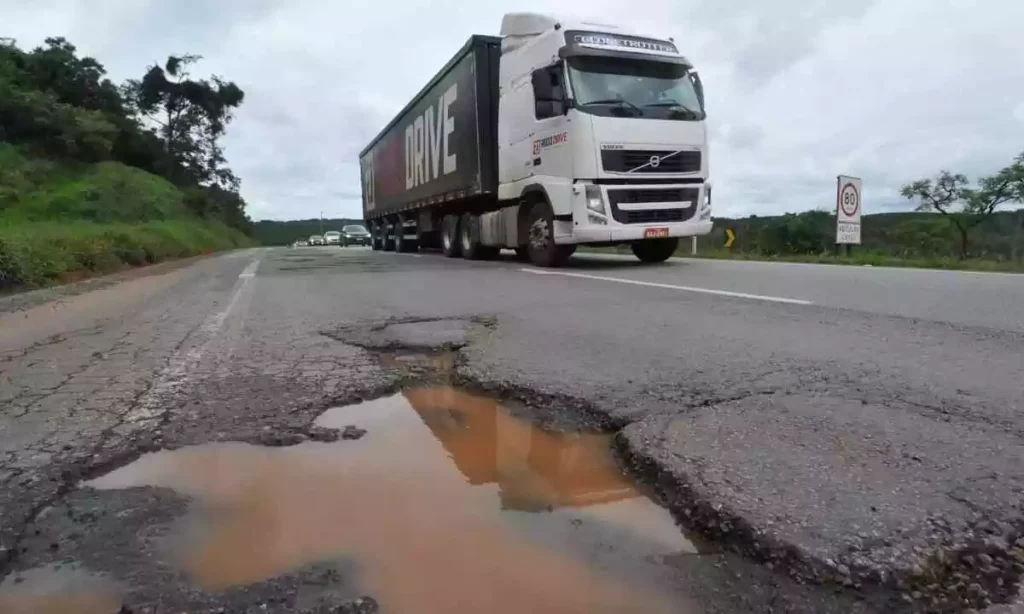 Danificou o carro ou um pneu por causa de um buraco na estrada?