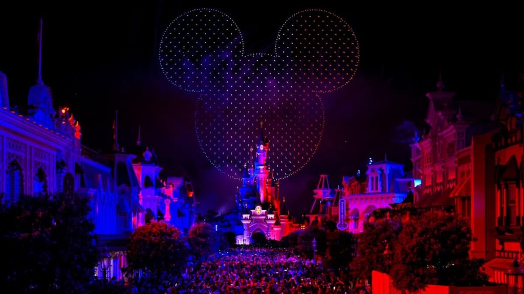Recorde mundial: 1.571 drones formaram um Rato Mickey num espetáculo da Disneyland