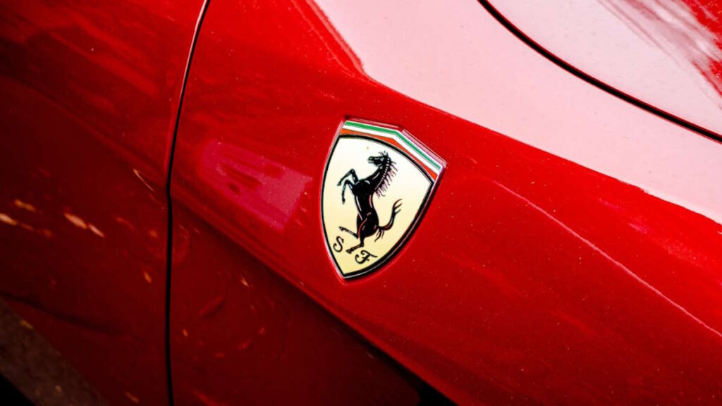 Para ter um Ferrari, não basta ter dinheiro. Marca tem regras e até uma lista negra!