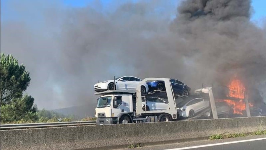 Fogo na A21 em camião destrói vários carros Tesla (veja o vídeo)