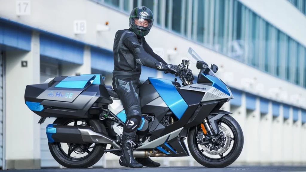 Kawasaki apresenta a sua moto com motor de combustão interna a hidrogénio que emite água
