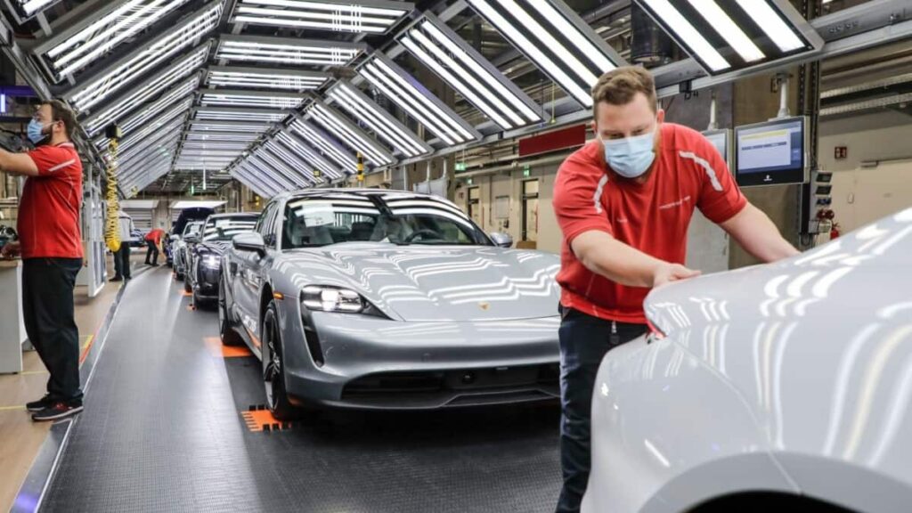 Produção da Porsche afetada por inundações que poderão prejudicar mais de 10.000 veículos