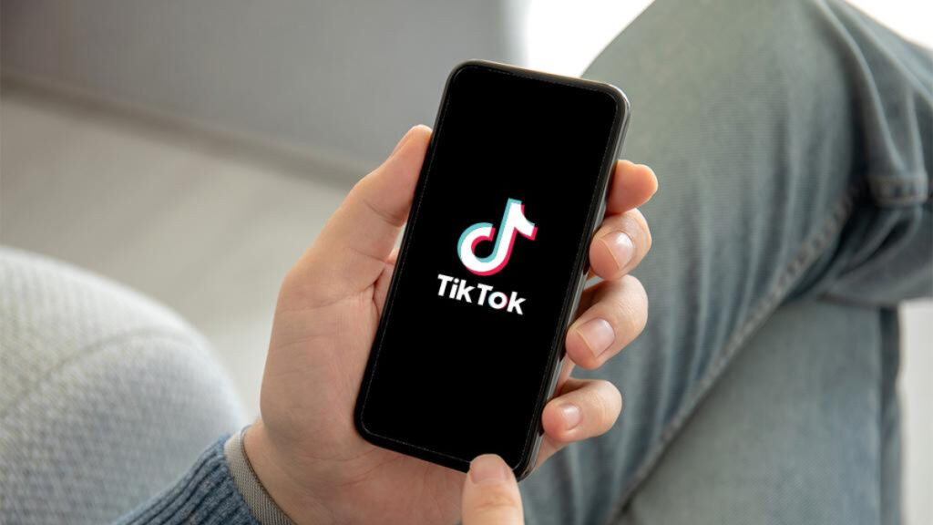 TikTok vai substituir centenas de funcionários por IA para moderação de conteúdo
