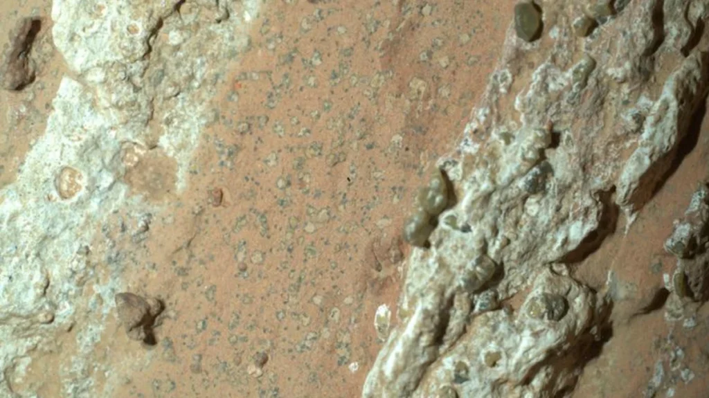 NASA descobre uma rocha que sugere a existência de vida em Marte