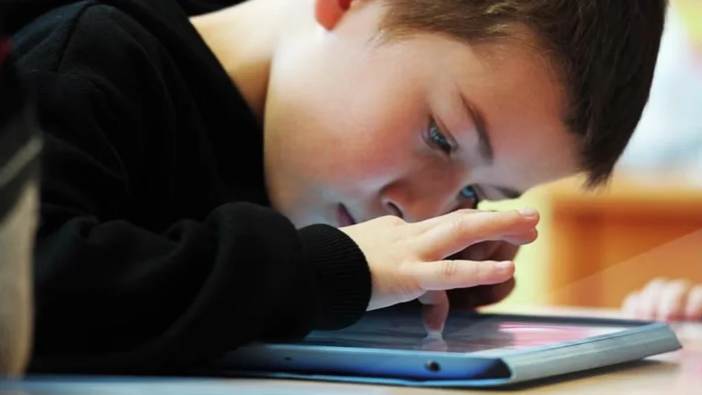 O seu filho usa o tablet muito perto dos olhos. Veja como ativar a Distância de ecrã