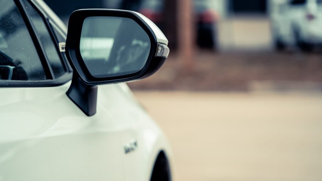 Recolher os espelhos do carro? É melhor não! Saiba a razão