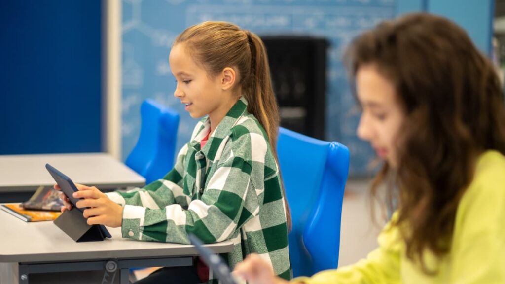 França vai reforçar a proibição de telemóveis nas escolas