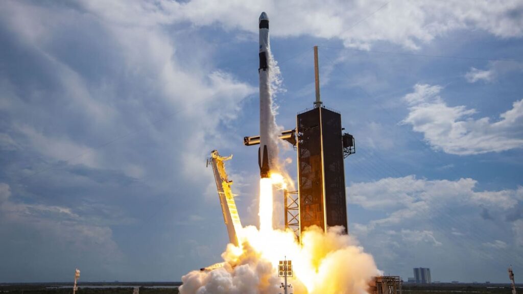 Após explosão do Falcon 9, autoridade americana suspende lançamentos da SpaceX