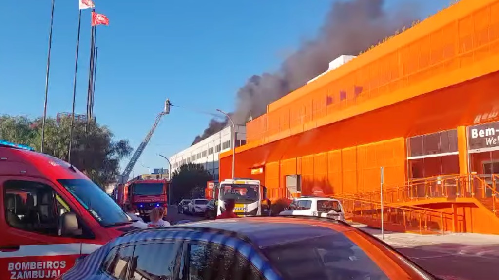 Incêndio em Prior Velho! Fogo terá começado num carro elétrico