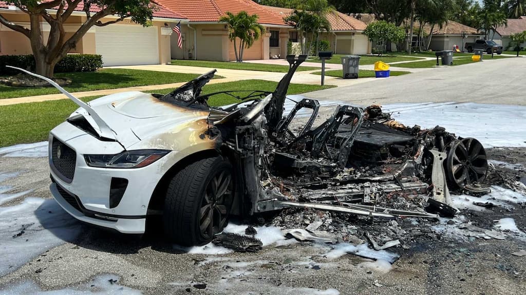 Tem este Jaguar? Melhor estacionar ao ar livre pois pode pegar fogo