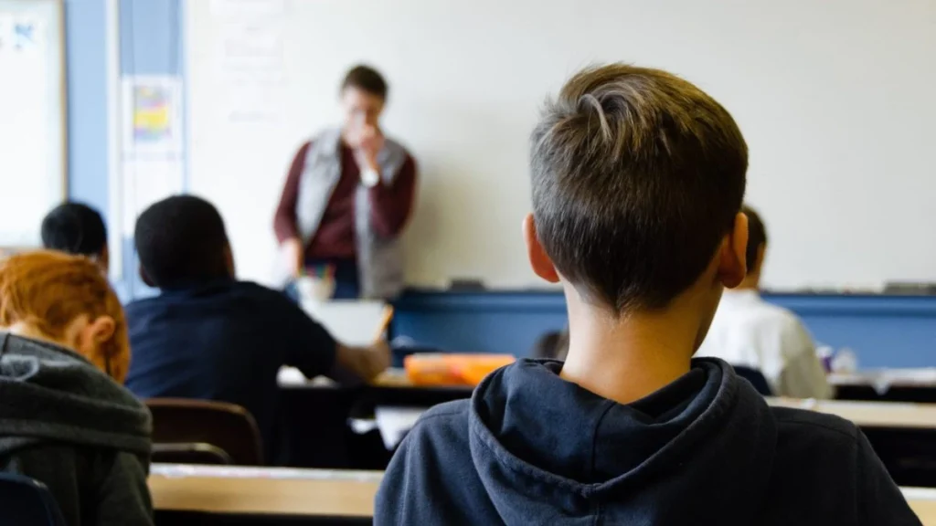 Professores e alunos têm de devolver cartões SIM e hotspots…