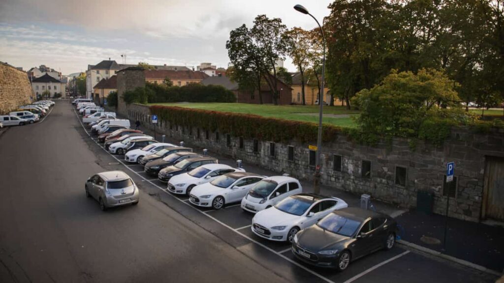 Na Noruega, apenas 57 pessoas compraram um carro a gasolina no mês passado