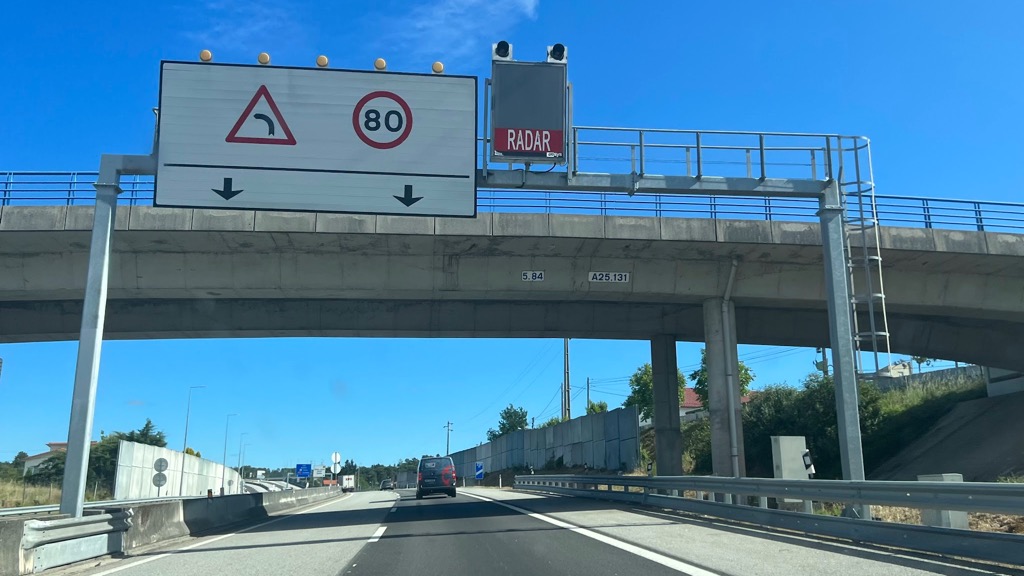 Há caixas vazias que se fazem passar por radares de velocidade