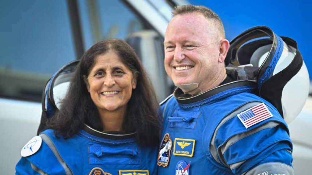 Após 9 meses, astronautas da NASA regressam à Terra. Porque serão carregados em macas?
