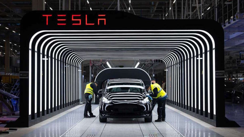 Numa reunião tardia, Musk aconselhou: “segure as suas ações”, pois o futuro é “brilhante”