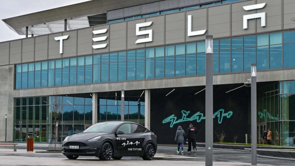 Diretor de fábrica da Tesla manda gestores a casa de trabalhadores de baixa
