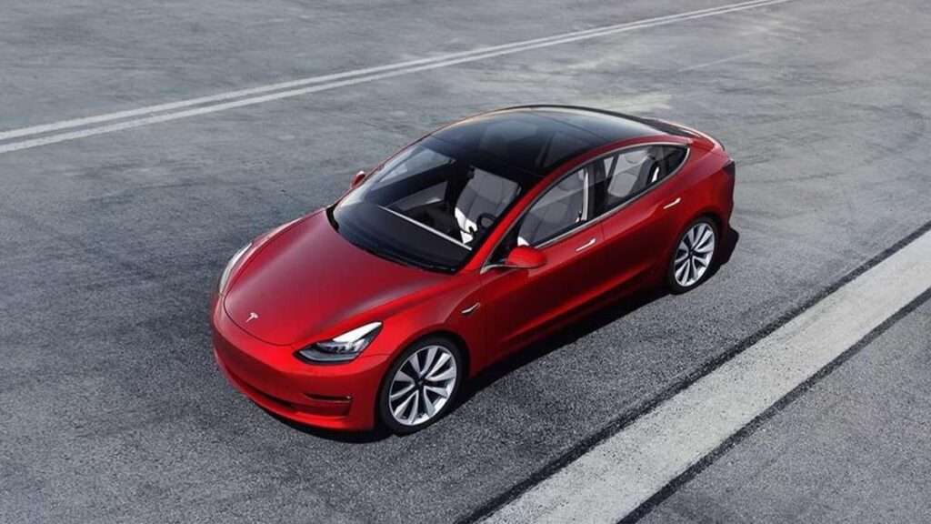 Para reduzir o preço final, Tesla estará a testar o seu Model 3 com um interior mais barato