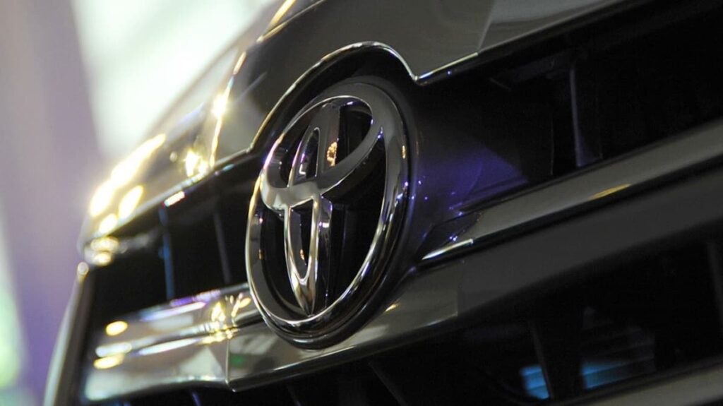 Relatório expõe que a Toyota financiou um dos principais opositores à expansão dos elétricos
