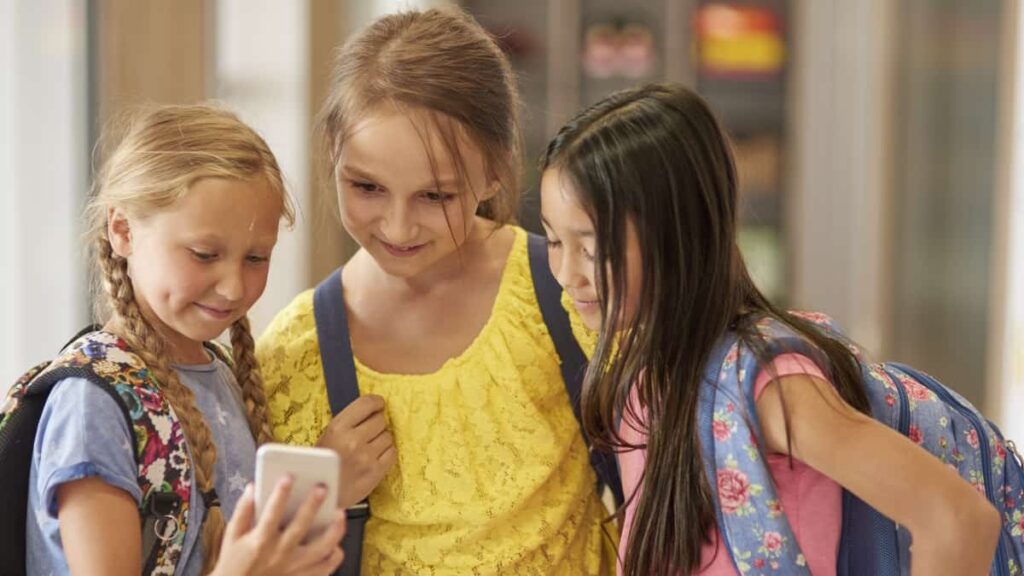 Governo recomenda a proibição do uso de telemóveis para alunos do 1.º e 2.º ciclos