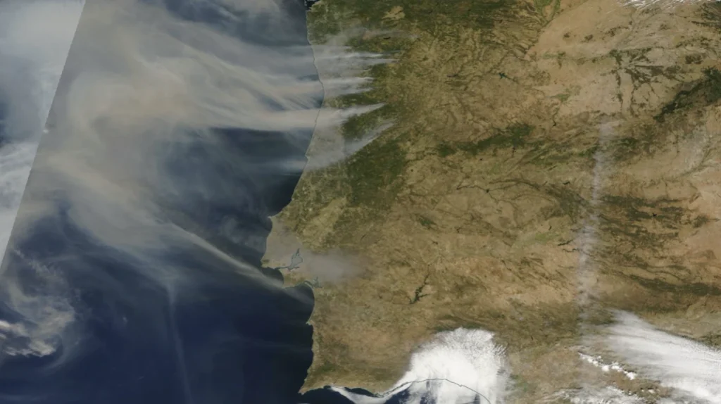 Incêndios: imagens da NASA mostram um país a intoxicar coberto de fumo