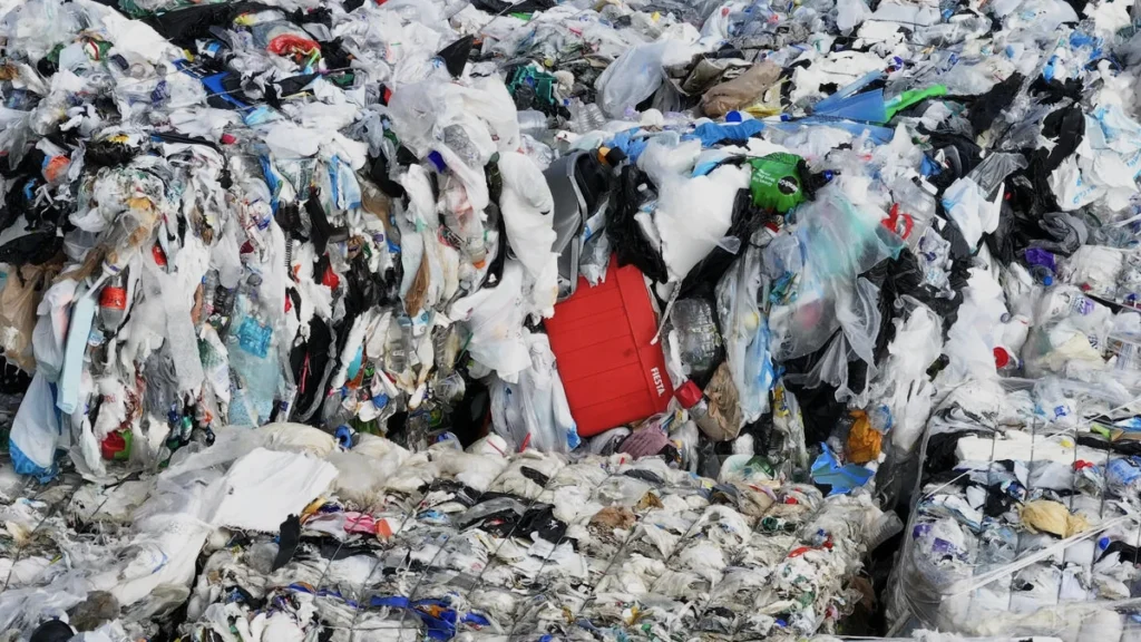 Usaram AirTags para expor um enorme esquema de reciclagem falsa