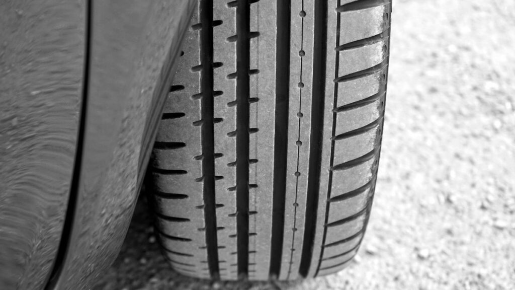 A pressão dos pneus do seu carro está correta? Saiba os efeitos