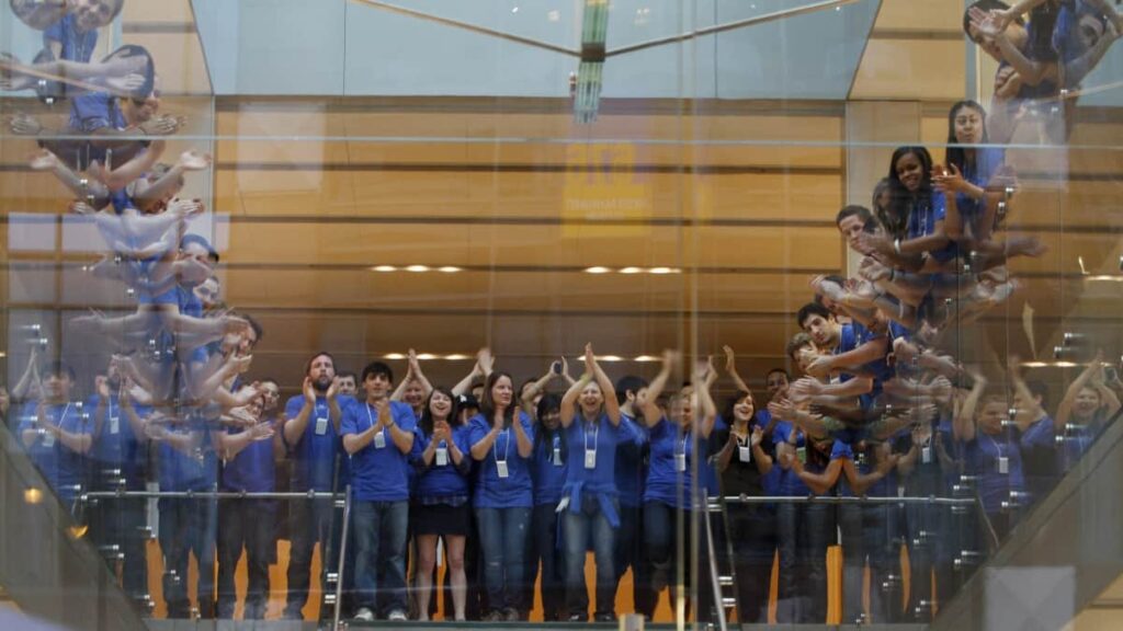 Apple acusada de violar os direitos dos trabalhadores por impor regras ilegais