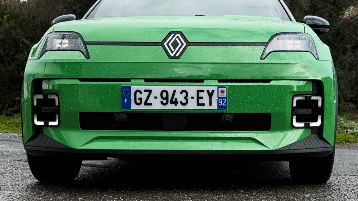 Com apenas 1 mês de mercado, o Renault 5 E-Tech domina e ultrapassa o Tesla Model Y