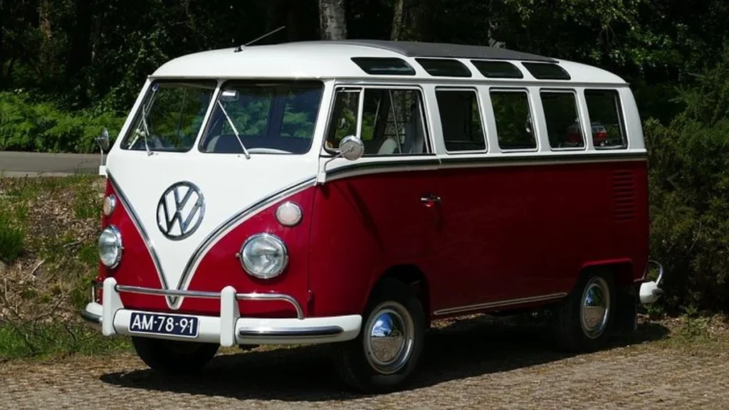 Clássicos: a icónica pão de forma da Volkswagen com 23 janelas que regressou ligada à tomada