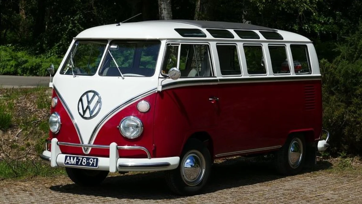 Clássicos: a icónica pão de forma da Volkswagen com 23 janelas que regressou ligada à tomada