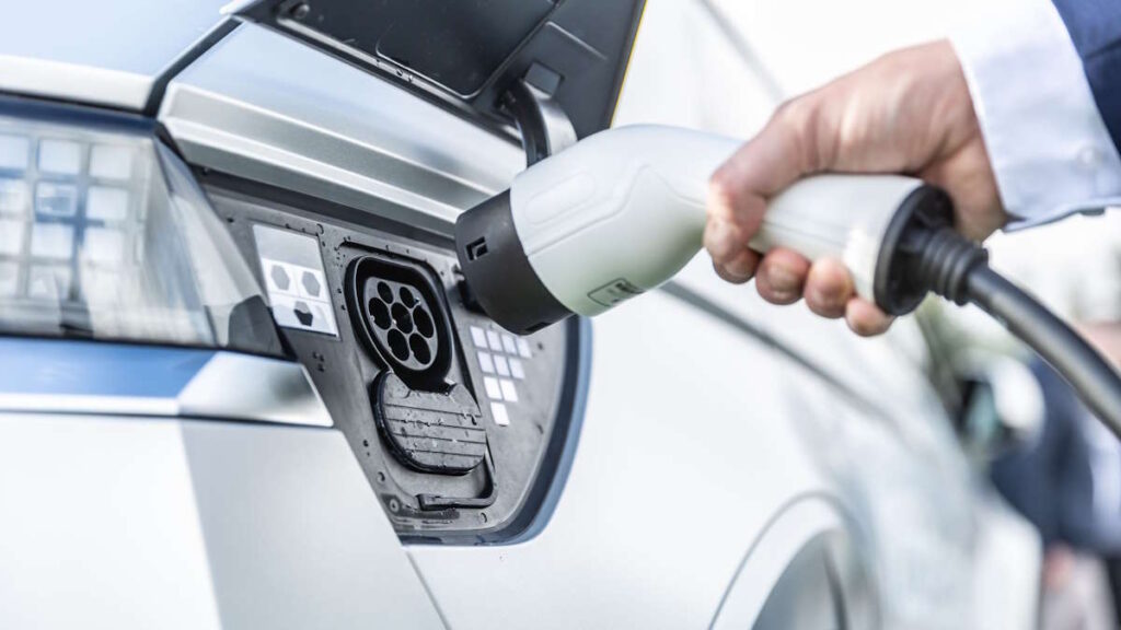 Vendas globais de carros elétricos crescem ligeiramente, mas há problemas a caminho