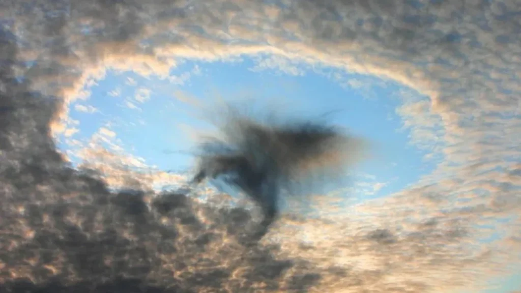 O fenómeno fascinante dos buracos no céu criados pelos aviões
