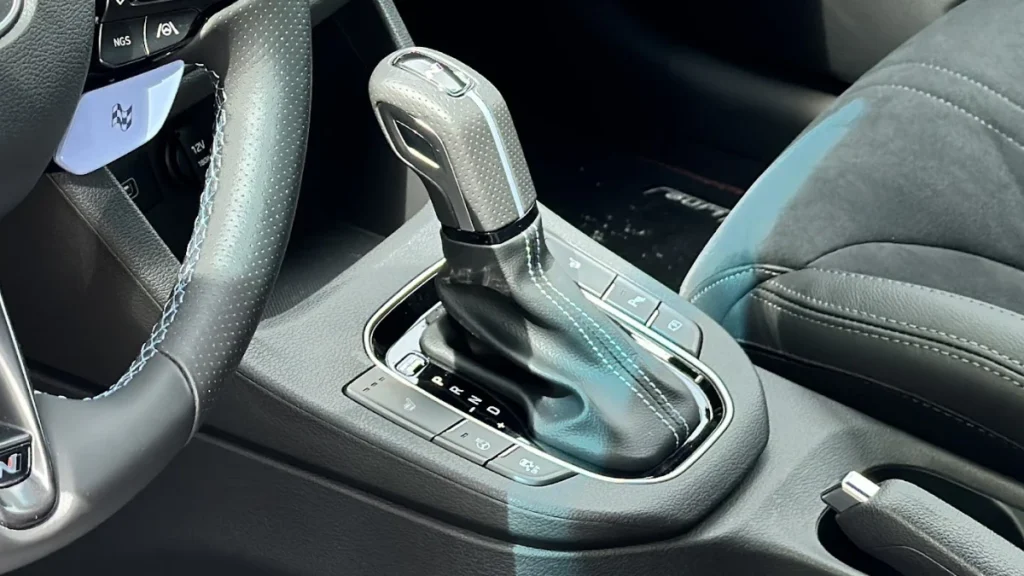 Por que razão não existe nenhum carro elétrico com caixa de velocidades manual?