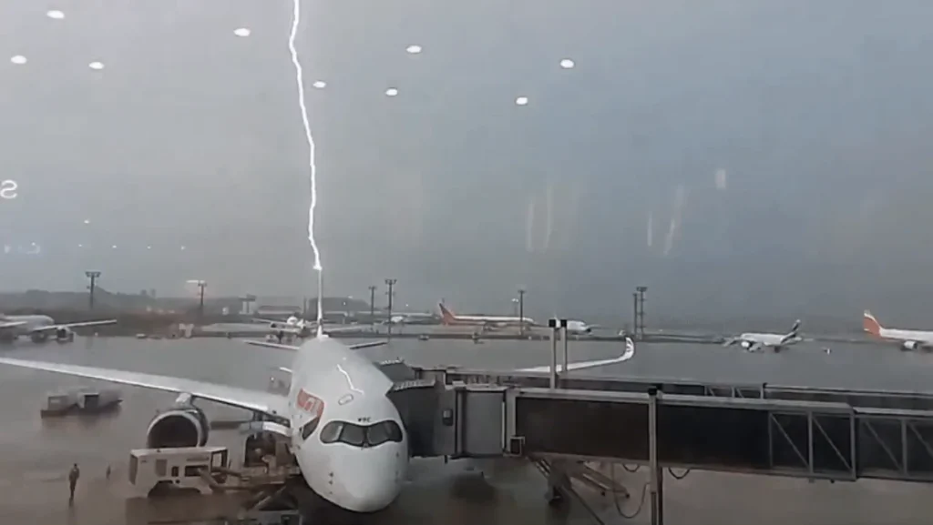Aqui está o que acontece quando um avião é atingido por um raio (vídeo)