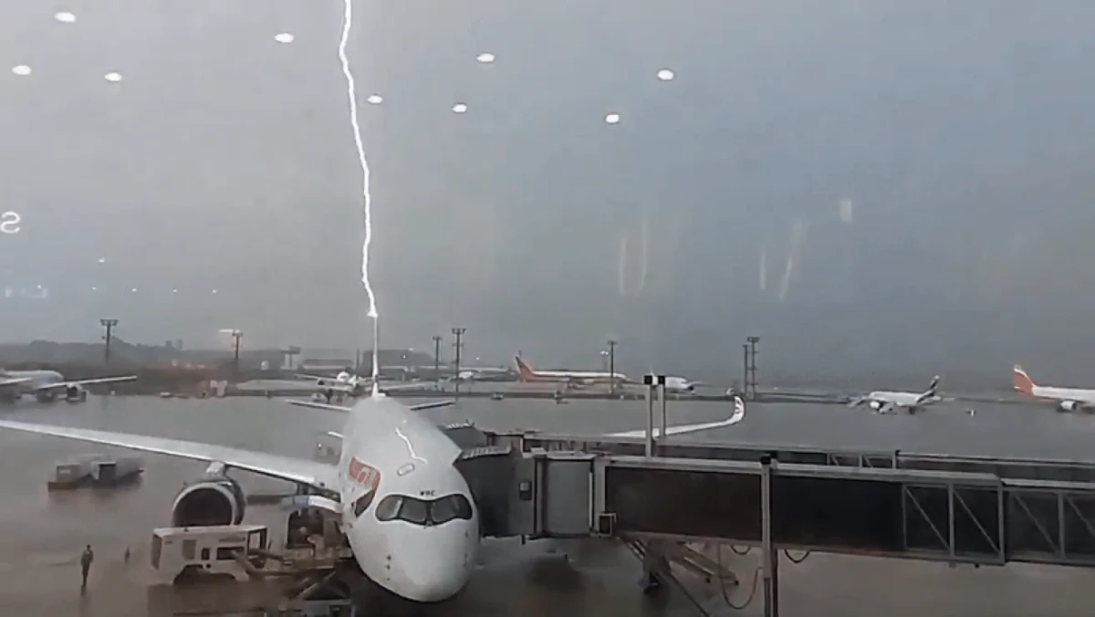Aqui está o que acontece quando um avião é atingido por um raio (vídeo)