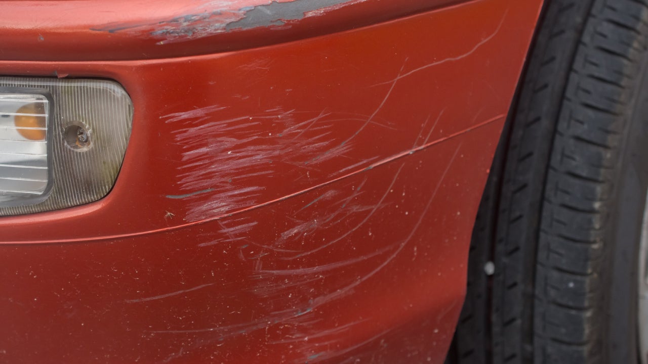 Carro riscado e não sabe quem foi? Saiba o que fazer!