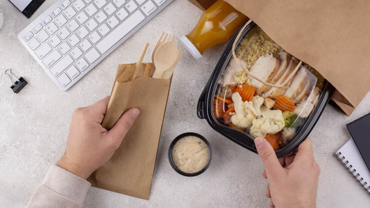 Atenção, fãs de takeaway: embalagens de plástico podem estar a contaminar a sua comida