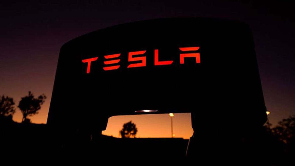 Tesla acusada de alterar conta-quilómetros dos carros elétricos para fugir às garantias