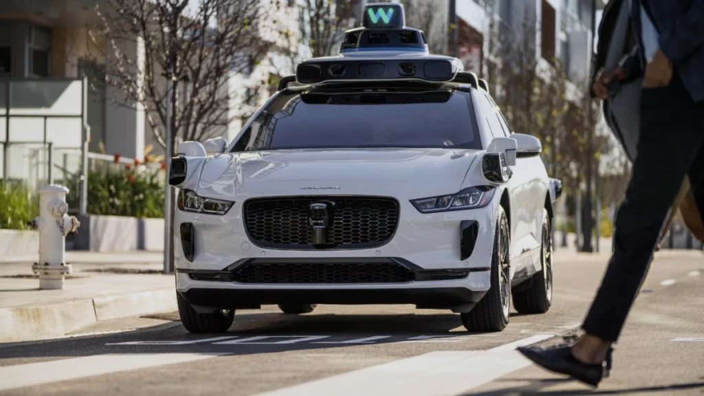 Waymo lança contas para adolescentes para viagens em veículos autónomos sem os pais