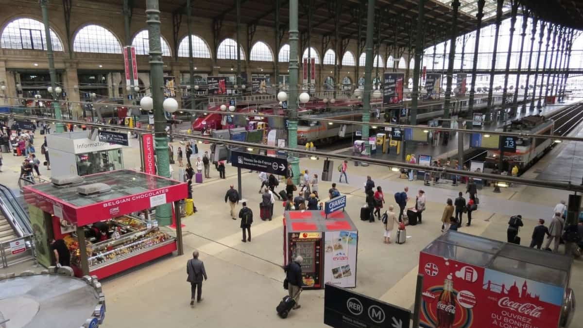 Bomba da Segunda Guerra Mundial interrompe circulação de comboios em Paris