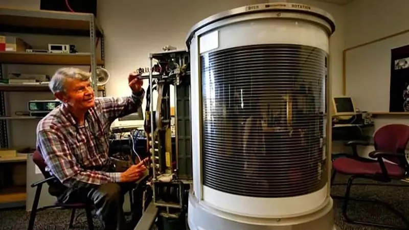 Assim era o IBM 350: o primeiro disco rígido de 5 MB do mundo