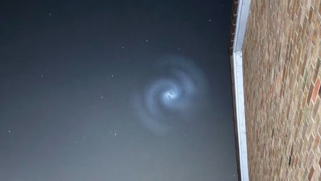 Espiral azul iluminou os céus da Europa e inquietou as redes sociais. O que aconteceu?