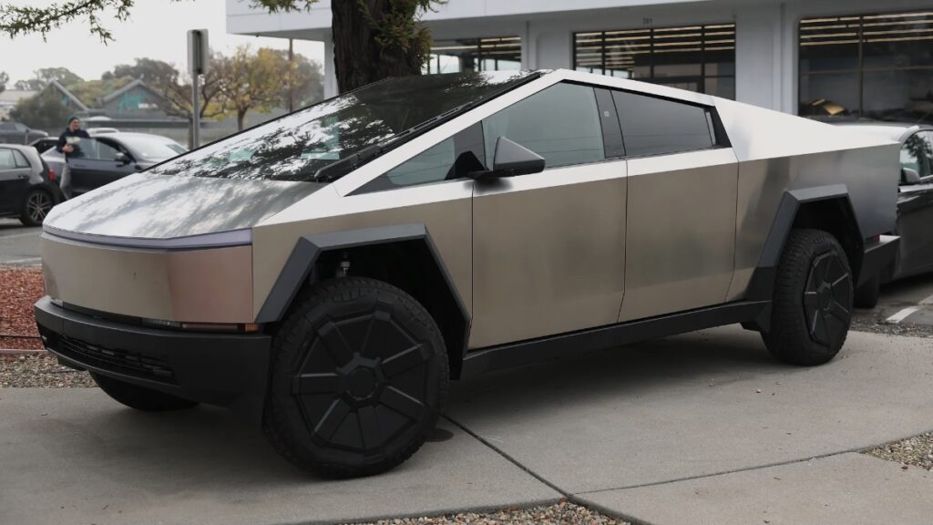 Tesla recolhe quase todas as Cybertruck. Há peças a cair em andamento
