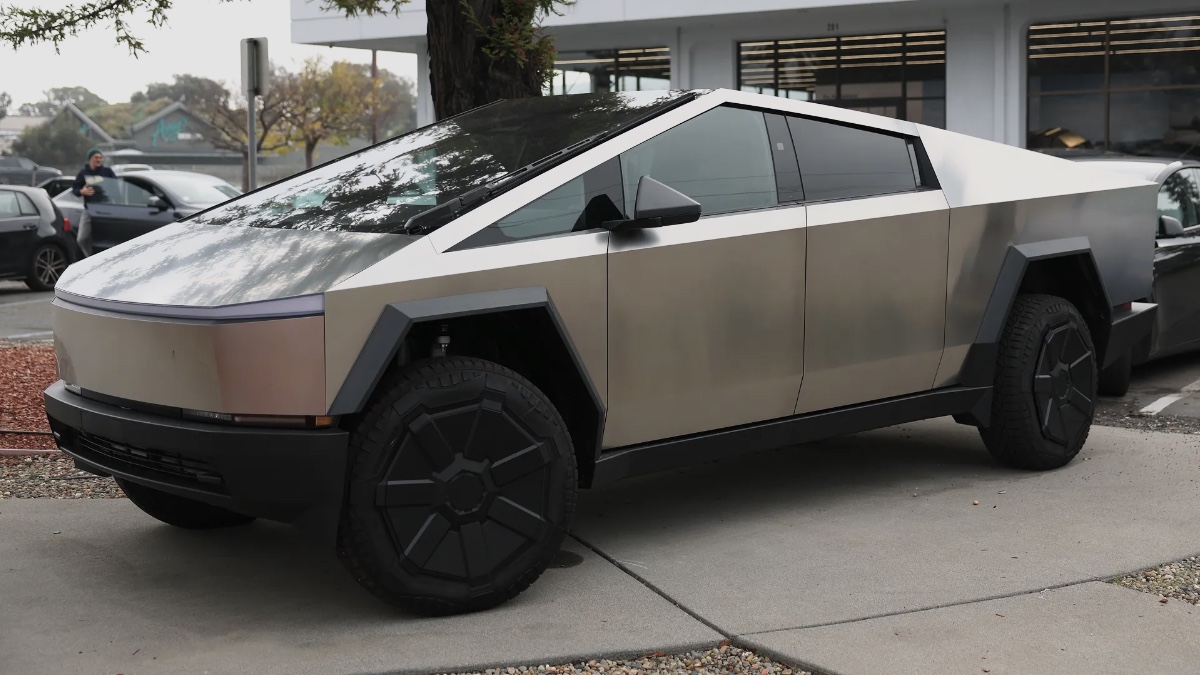 Tesla recolhe quase todas as Cybertruck. Há peças a cair em andamento