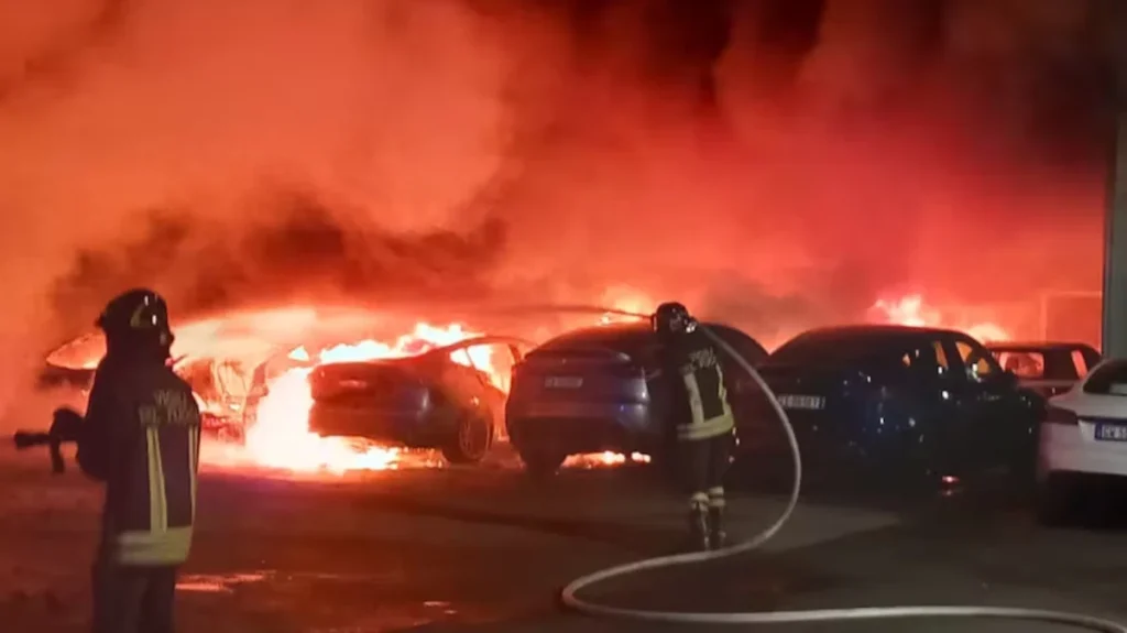 Roma: 17 carros da Tesla destruídos pelo fogo. Terá tido mão criminosa?