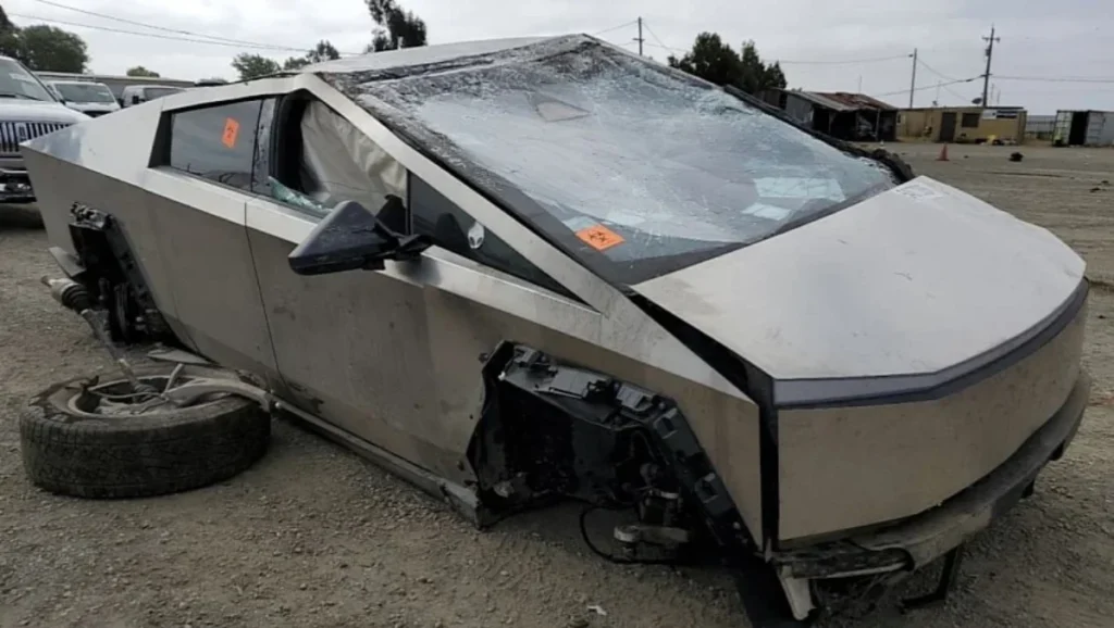 Ódio contra a Tesla (e Elon Musk) resulta na destruição total de uma Cybertruck (vídeo)