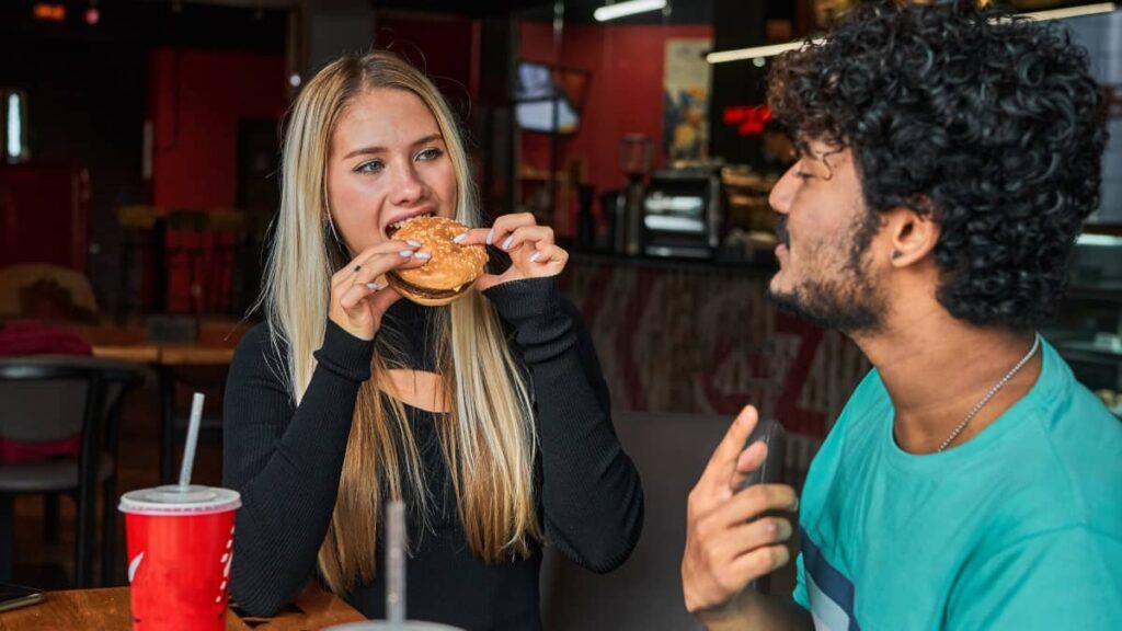 Dietas ricas em gordura e açúcar afetam o funcionamento do cérebro, reforça estudo