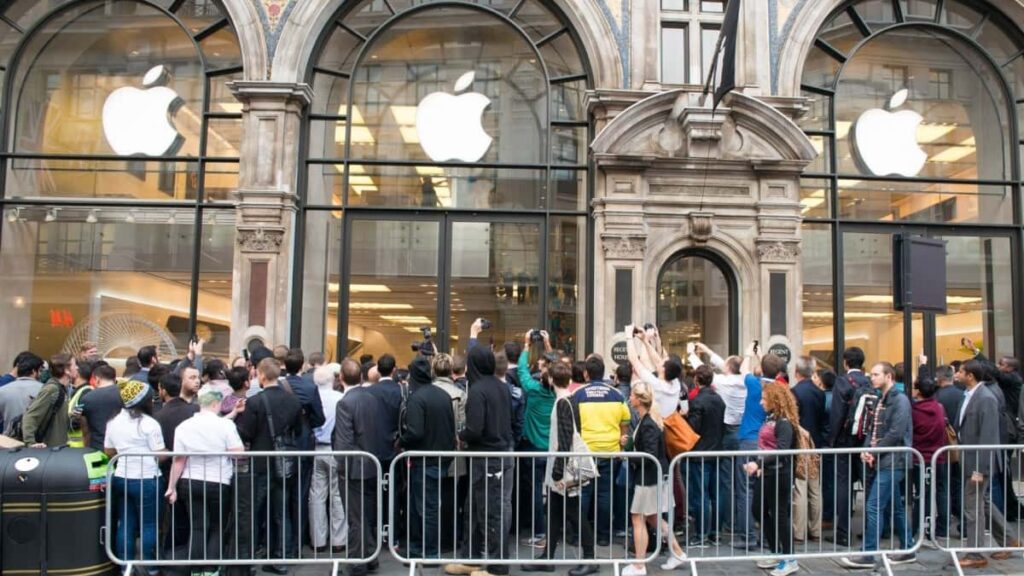 Pagaria a alguém para esperar numa fila por si? Conheça o conceito de line sitting