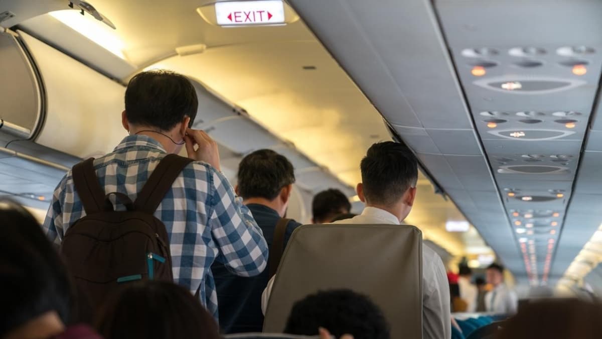 Este país vai multar os passageiros que se levantam logo após a aterragem do avião